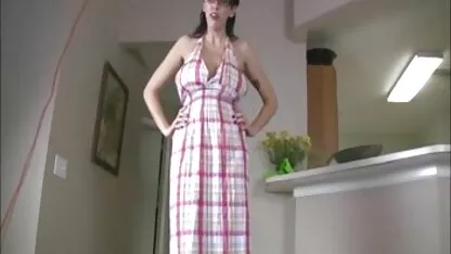Mladi lezbosi agatata pe strada ližu macu u rublje