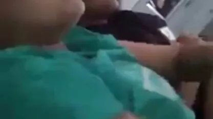 Raširila sam junicu sex porno gratis film s probodenim pupkom za jebanje