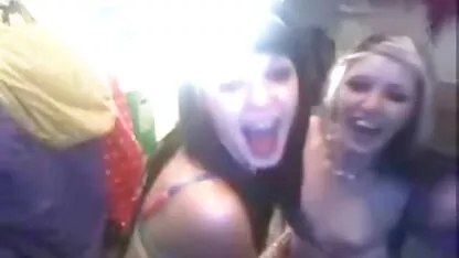 Dvije lijepe dame porno sex film gratis s velikim sisama koje jebe dvoje ljudi