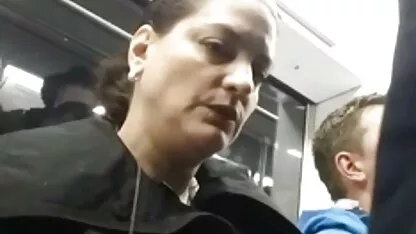 Mulatto s piercingom usisao je film seksi gratis i skočio na bijeli kurac