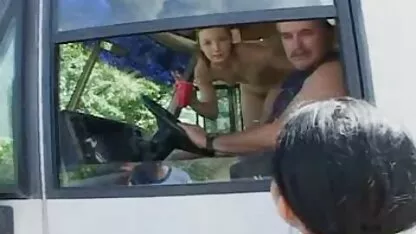 Razveselio je i seks gratis film jebao svoju omiljenu djevojčicu.