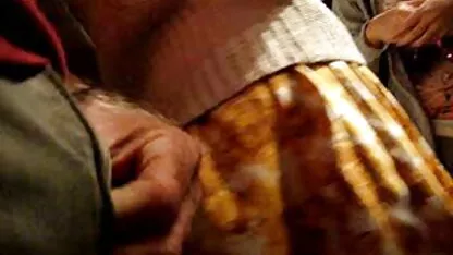 Slatka crvenokosa ljepotica pliva pod porno film gr vodom u bazenu