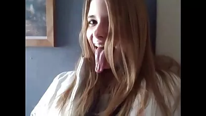 Mlada porno masina drolja baca praćku ispred kabela