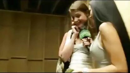 Ebony prži plavušu s obrijanom kapom erotiska filmer på nätet