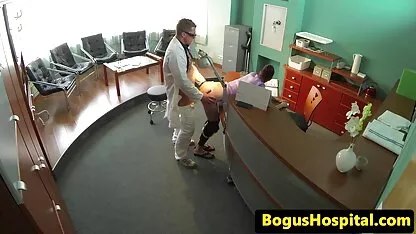Jebe se zauzvrat dvije mlade futai cu nemtoaice kuje