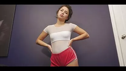 Par se zabavlja na pula xnxx krevetu u pozi 69