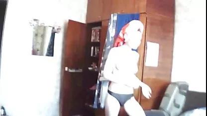 Prekrasna brineta nježno dovodi člana u orgazam seks gratis film