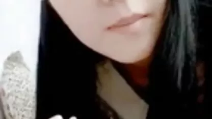 Ruska djevojka jebe se u uskom analnom porno film gr