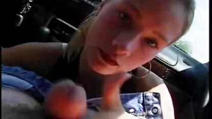 Seksi brineta zabavlja se vibratorom video online porno gratis