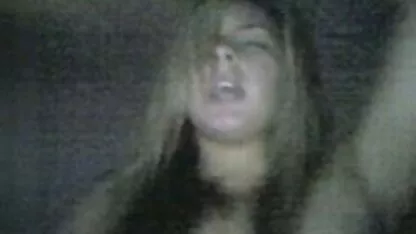 Dude šakom stavljajući gratis porno free ruke na laktove u pičke