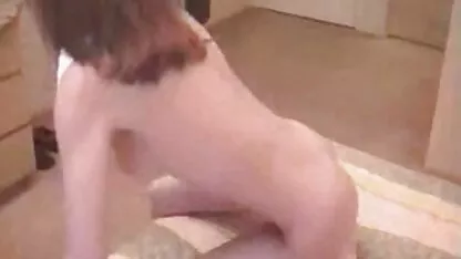 Mlada ljepotica jebe veliki elastični penis babe care fac dragoste