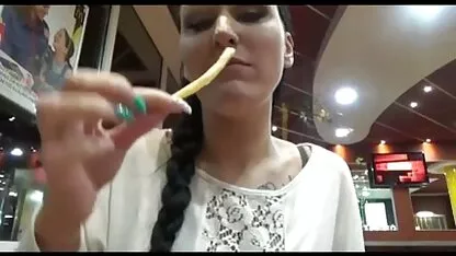 Brat je uvjerio svježu sexoral film sestru da je prvi put imala seks s njim