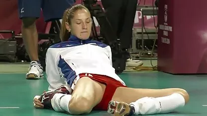 Crna žena s bijelom djevojkom uživa u seksu u sexfilm s kupaonici