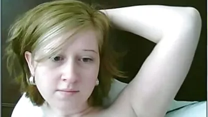Lijepa djevojka glumila porno masina je za novi magazin