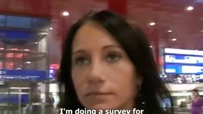 Seksi djevojka duboko radi rupe i usta futai cu nemtoaice